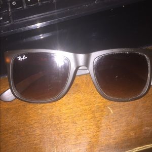 A pair ray and sunglasses