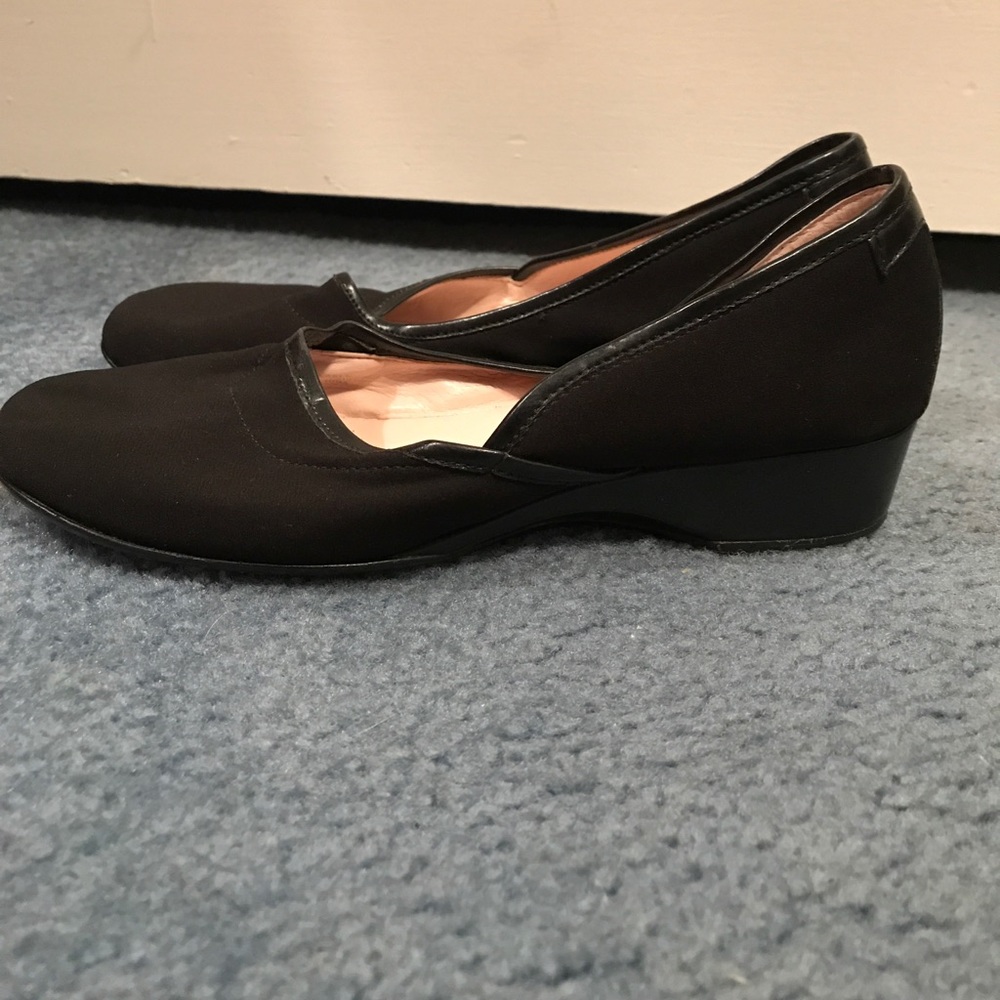 Taryn by taryn rose black slip on flats. Size 6.