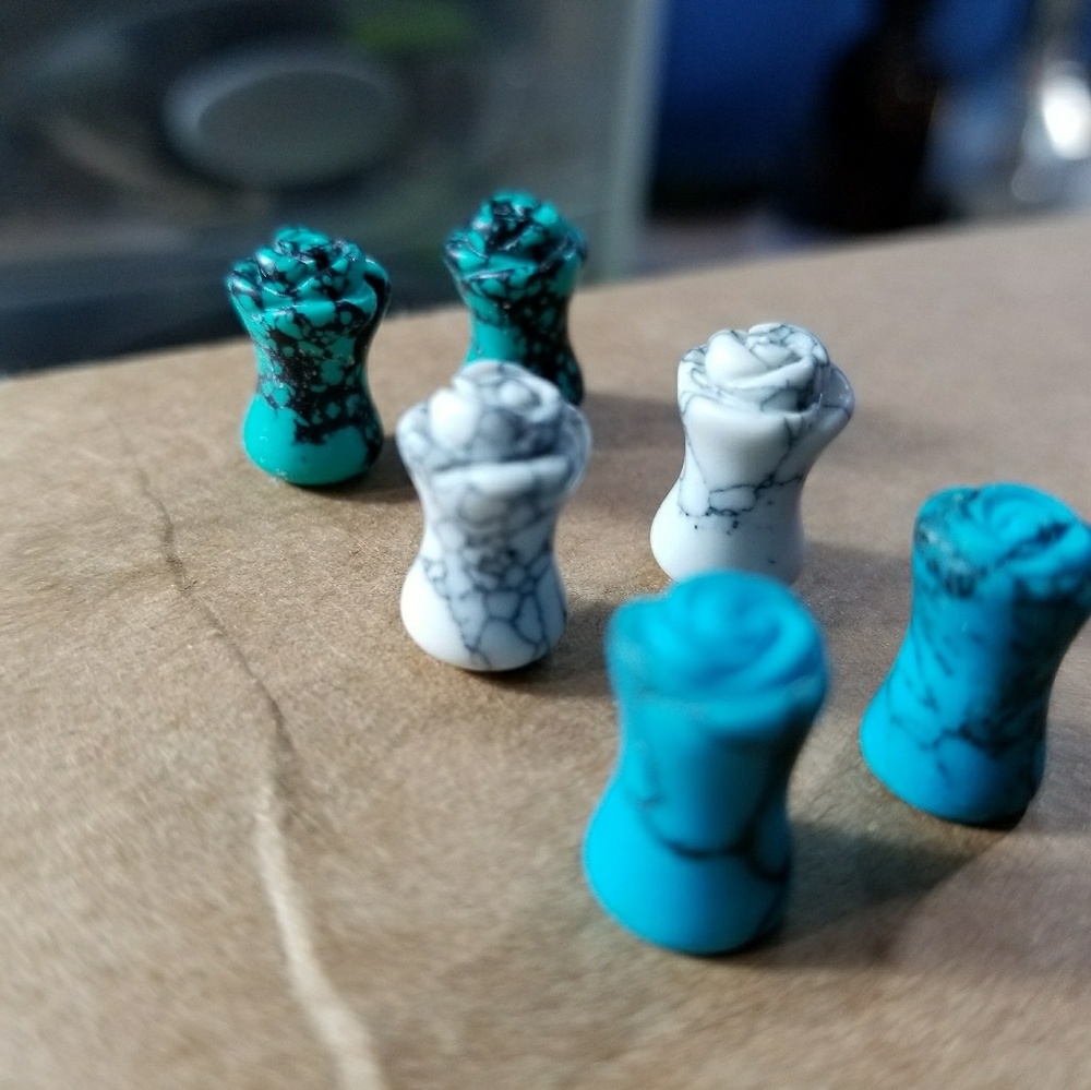 Lot of stone plugs 2g