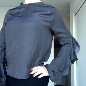 Adorable ruffle top perfect for the holidays 🎄