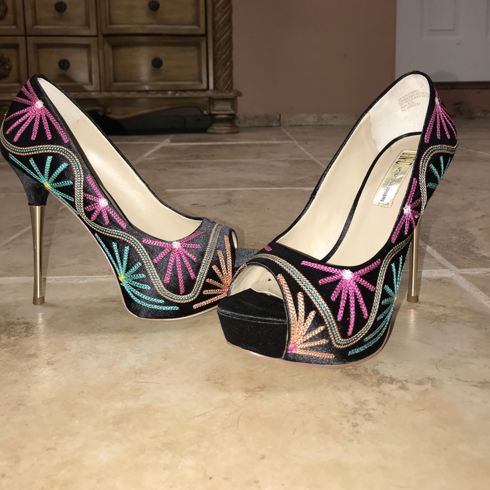 ✨HOST PICK✨ INC peep toe embroidery heels