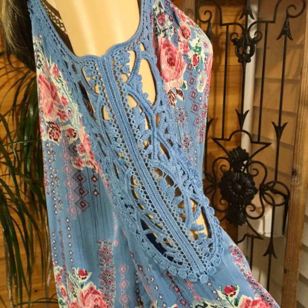 COLD SHOULDER TOP 1 left - Picture 2 of 8