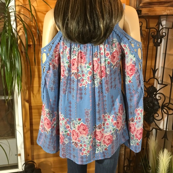 COLD SHOULDER TOP 1 left - Picture 7 of 8