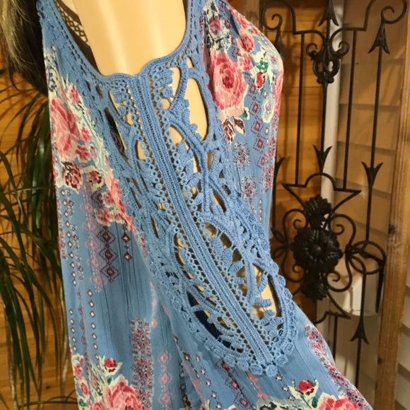 COLD SHOULDER TOP 1 left - Picture 2 of 8