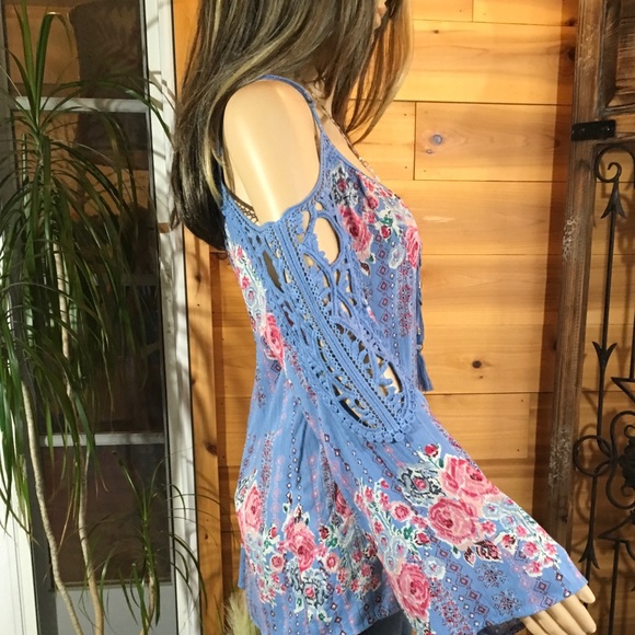 COLD SHOULDER TOP 1 left - Picture 5 of 8