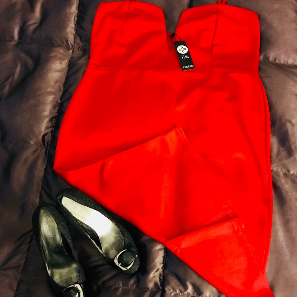 💋REPOSH💋 BooHoo Plus "Soraya" Deep Plunge Dress