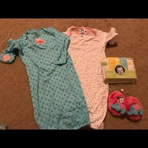 2 gowns, new born slippers, 5 unsend wash clothes