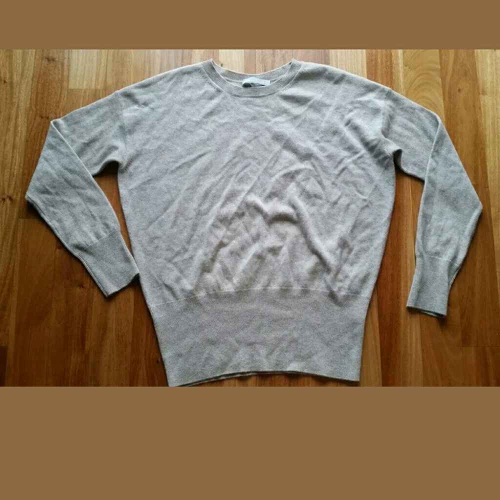 ♦️SOLD♦️SPLIT CUTOUT BACK 100% CASHMERE SWEATER - Picture 3 of 8