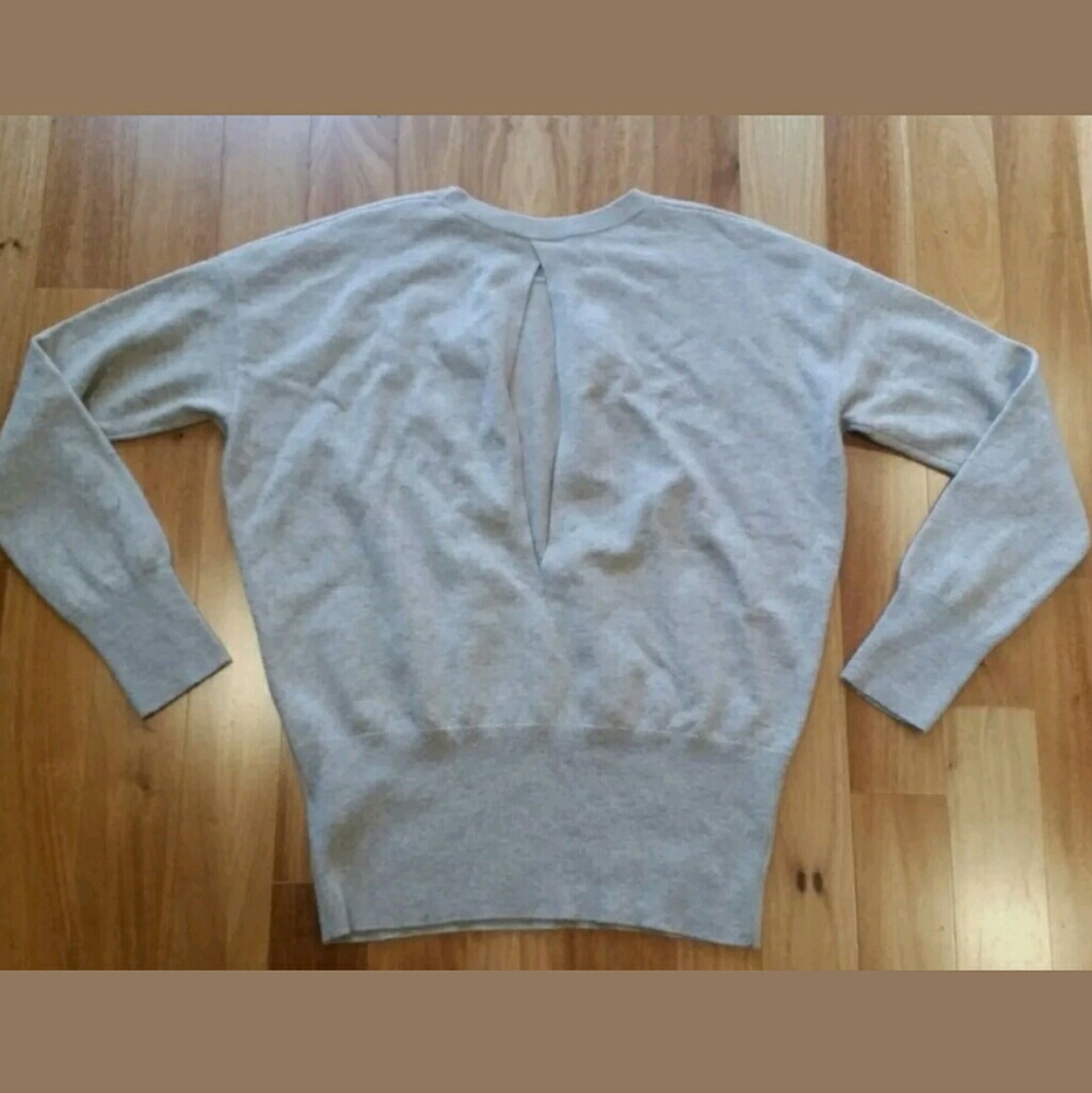 ♦️SOLD♦️SPLIT CUTOUT BACK 100% CASHMERE SWEATER - Picture 4 of 8