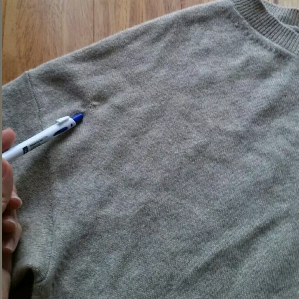 ♦️SOLD♦️SPLIT CUTOUT BACK 100% CASHMERE SWEATER - Picture 5 of 8