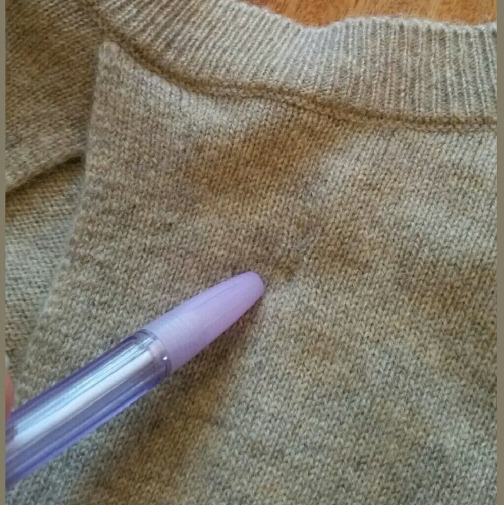 ♦️SOLD♦️SPLIT CUTOUT BACK 100% CASHMERE SWEATER - Picture 7 of 8