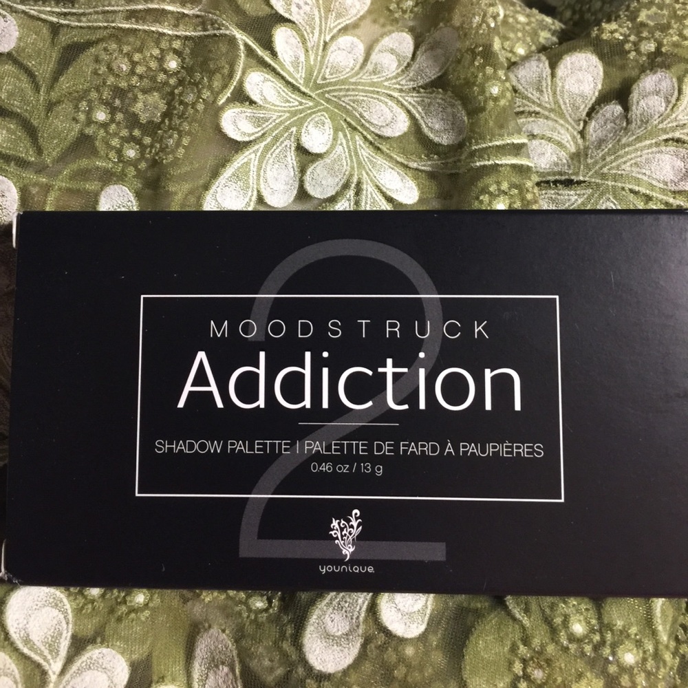Younique Moonstruck Addiction Shadow Palette.