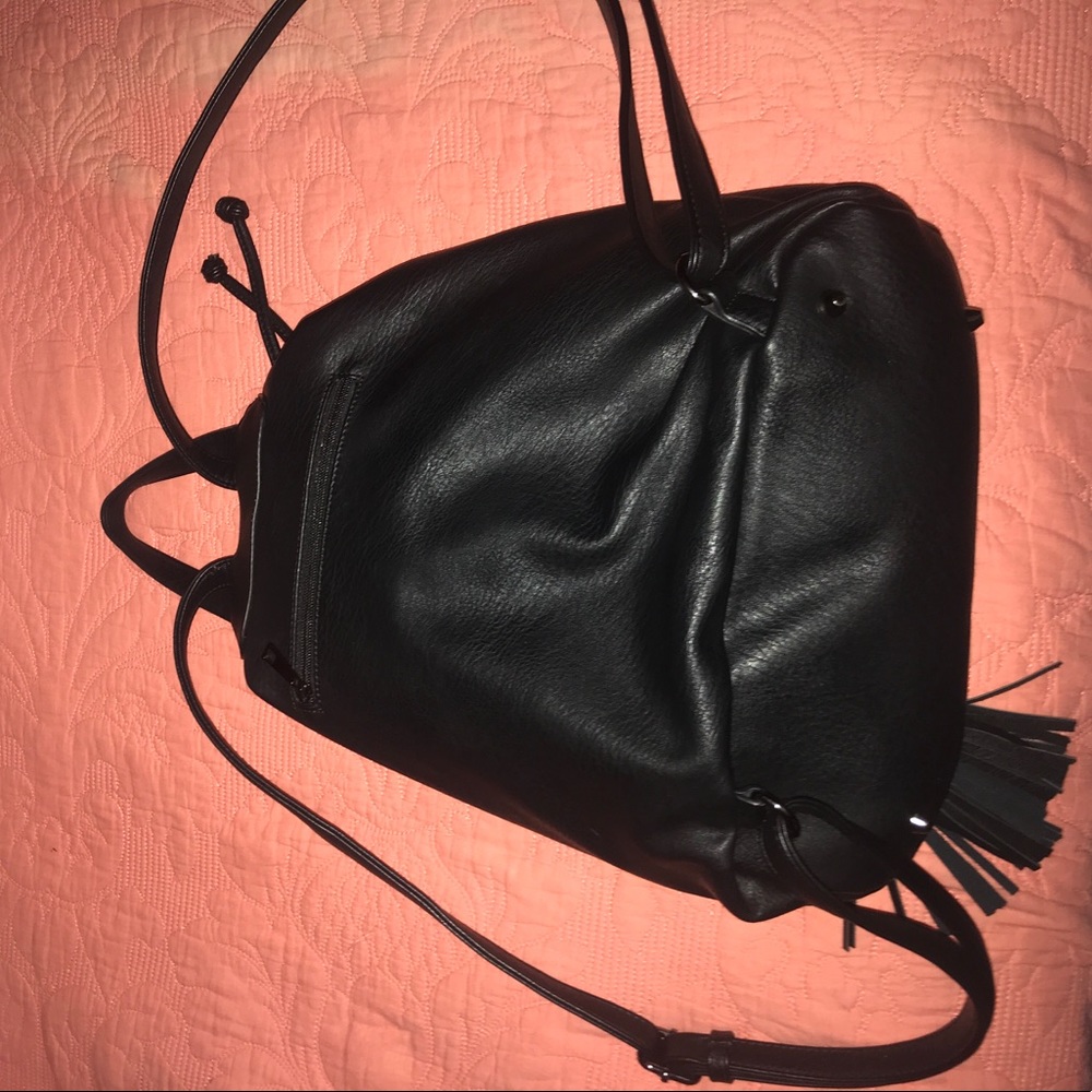 Black back pack - Picture 2 of 3