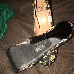 Floral platform pumps