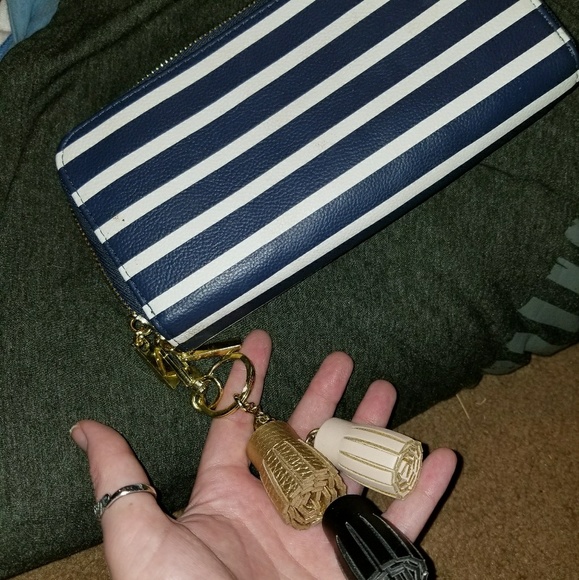 Costume.Fox.button down.Rebel 8 sweatshirt.Hurley - Picture 3 of 8