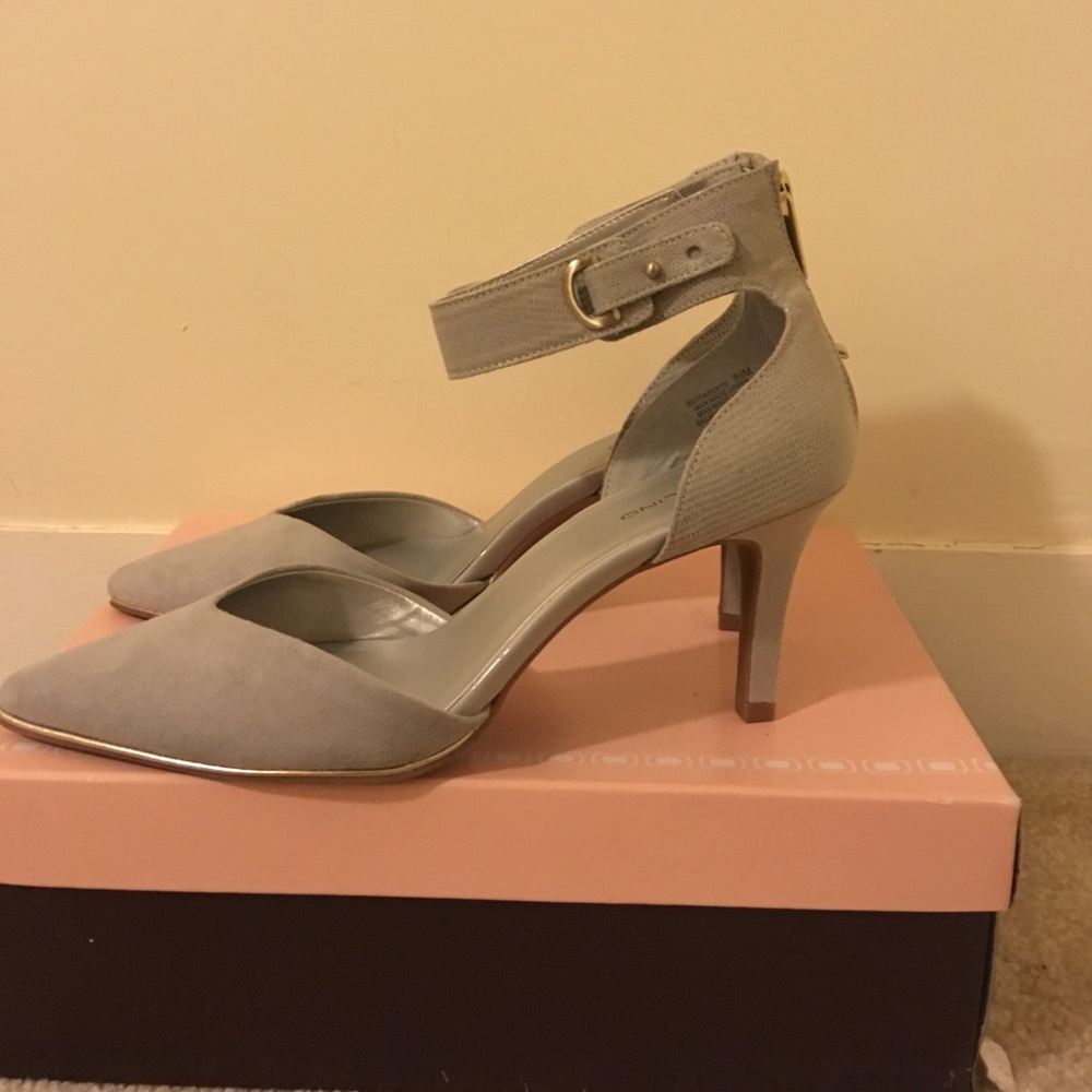 Bandolino ankle strap pumps - Picture 1 of 5