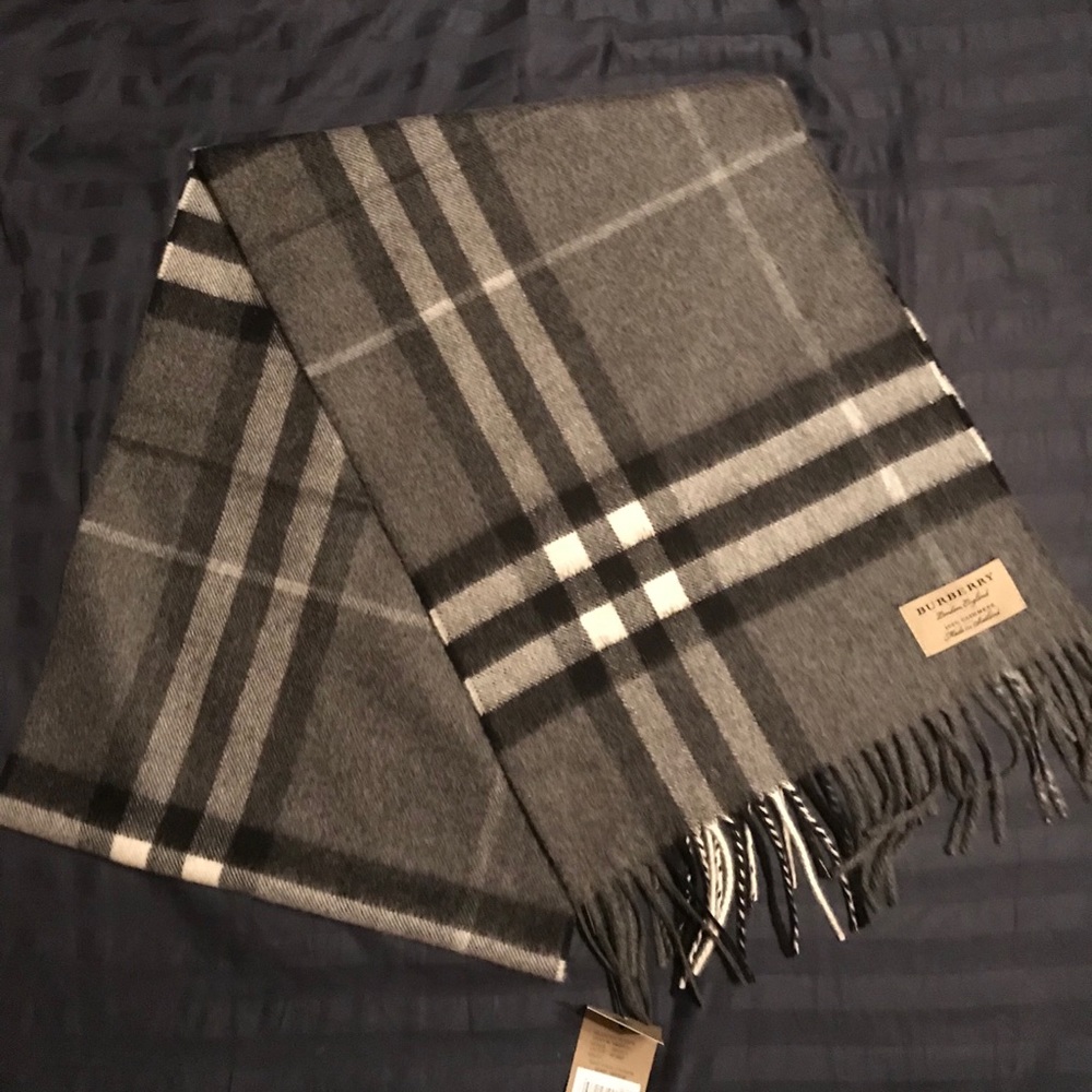Grey Men’s Burberry scarf