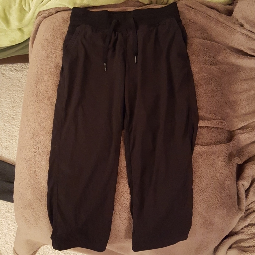 Studio Lululemon cropped pant. Never worn.