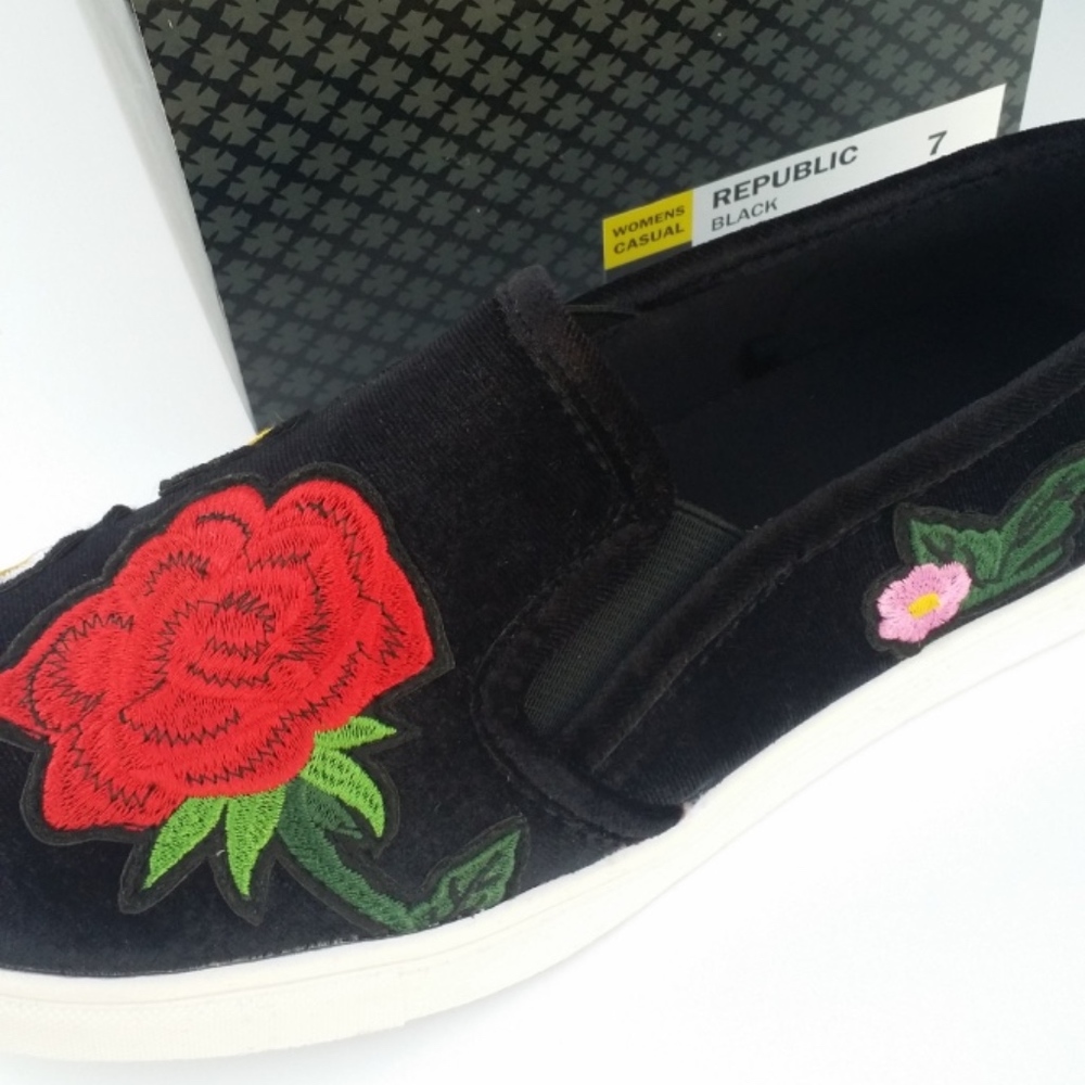 Republic Black + Floral Embroidery Shoe S7 - Picture 2 of 5