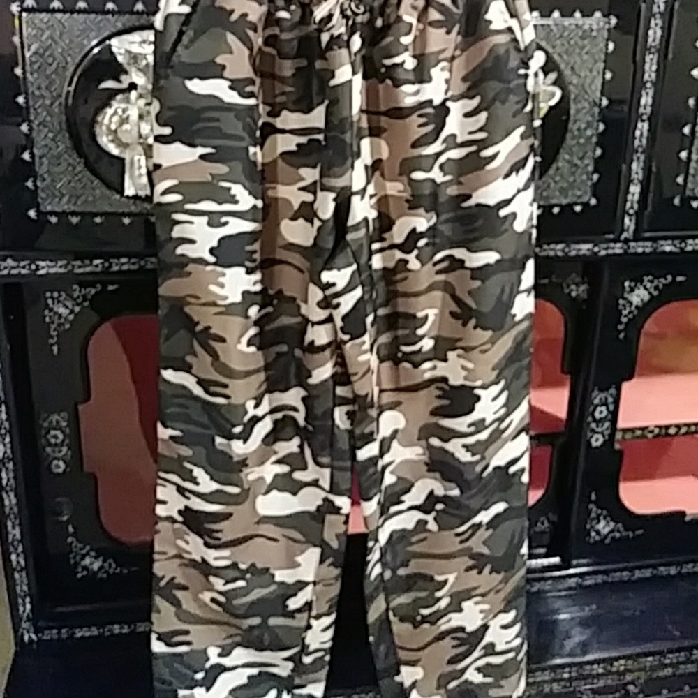 Camoflauge pants nwot
