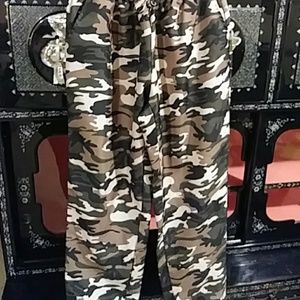 Camoflauge pants nwot