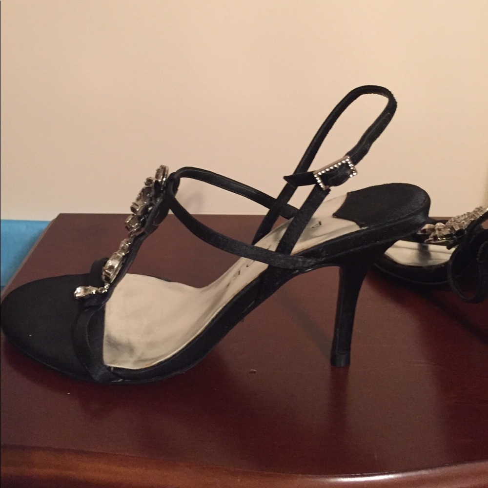 Gorgeous Flower Rhinestone Fancy Heels - Picture 4 of 6