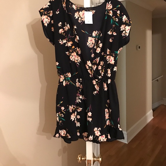 honey punch Other - Navy floral romper.