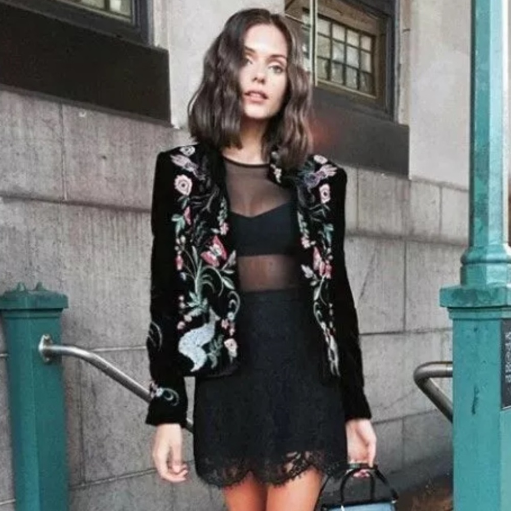 ❤️Black Velvet Floral Embroidered Coat - Picture 2 of 7