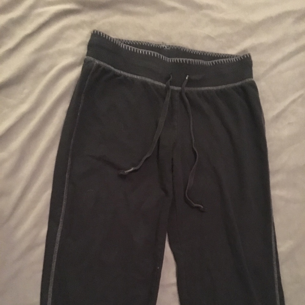Capri pants with stretchy cuffs