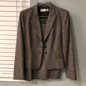 EUC Versatile Tahari Suit - Jacket and Skirt Sz 6
