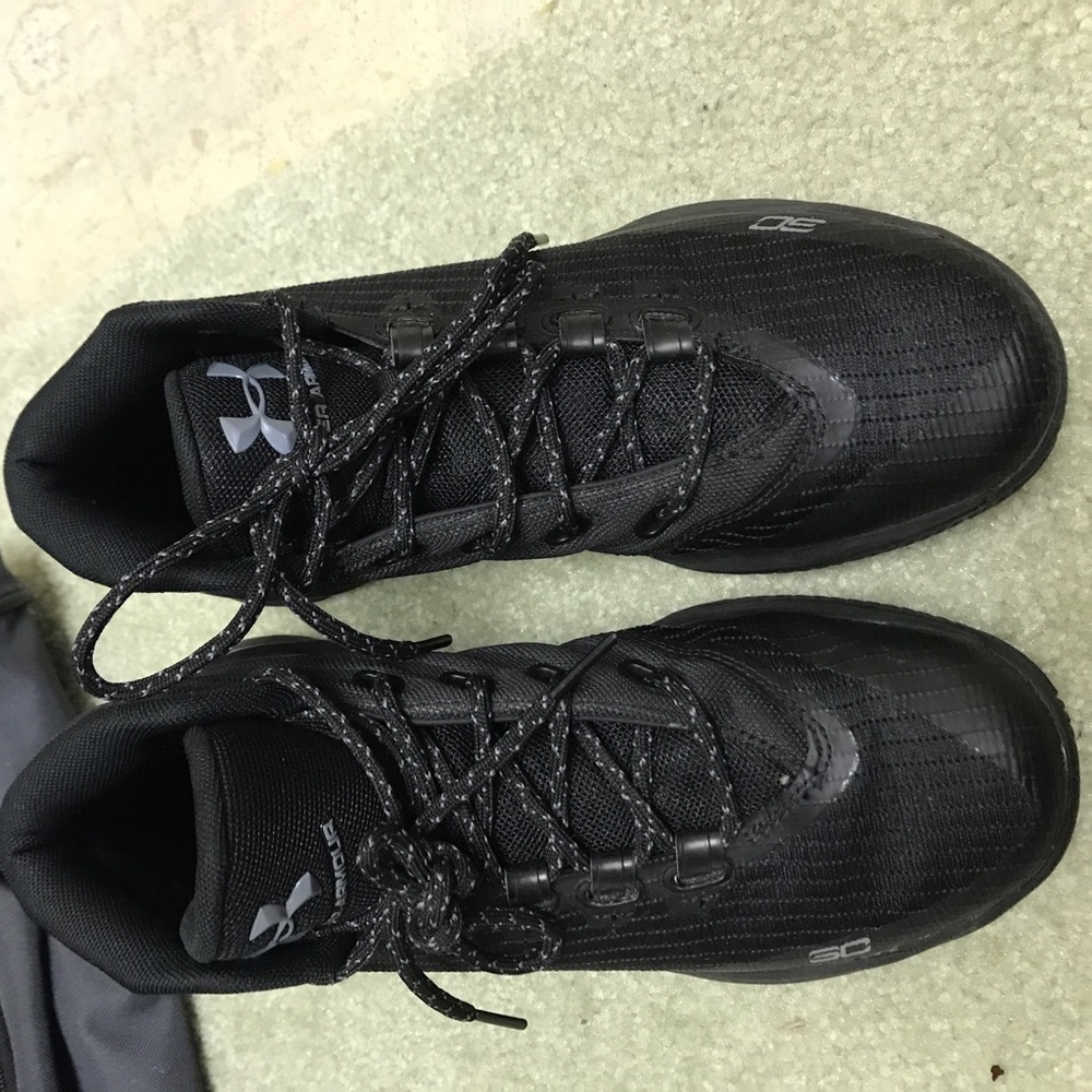 Under Armour blk Youth Basketball sneaker Sz 4.5