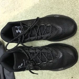 Under Armour blk Youth Basketball sneaker Sz 4.5