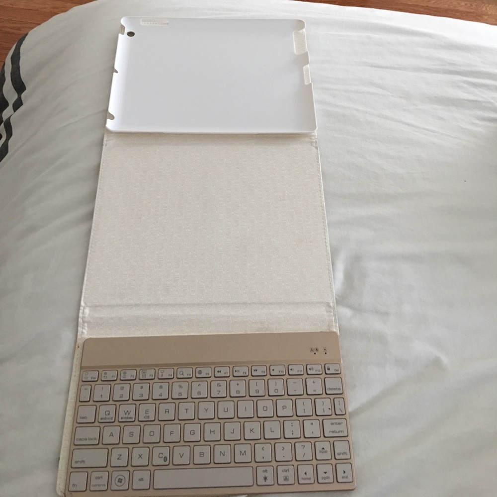 Apple I-pad 4, 3 & 2 cover with Keyboard - Picture 8 of 8