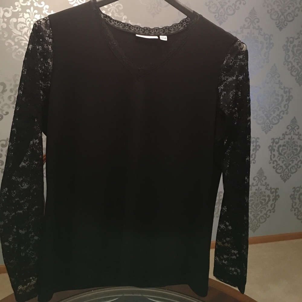 L Susan Graver Black top with long lace sleeves