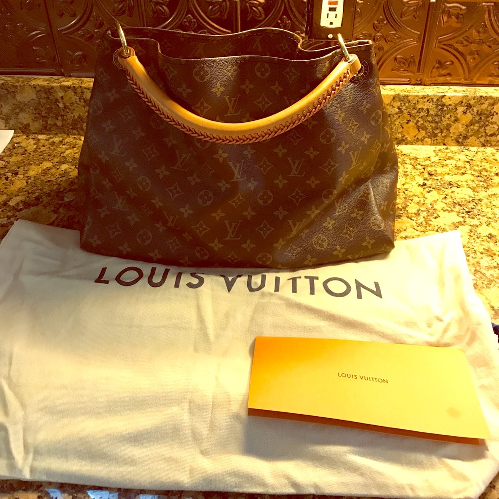 Louis Vuitton Artsy MM bag