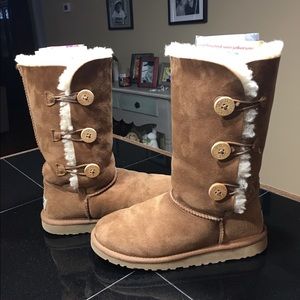 UGGS; Bailey button triple