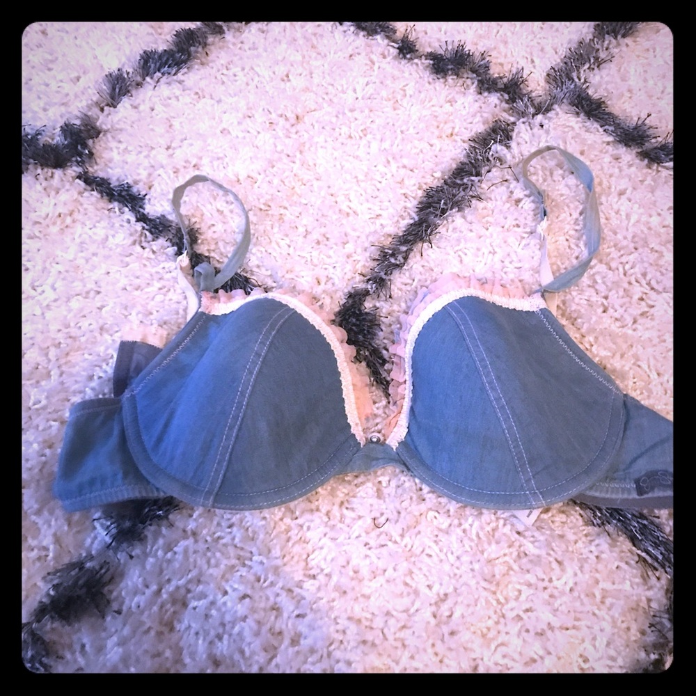 Jessica Simpson bra