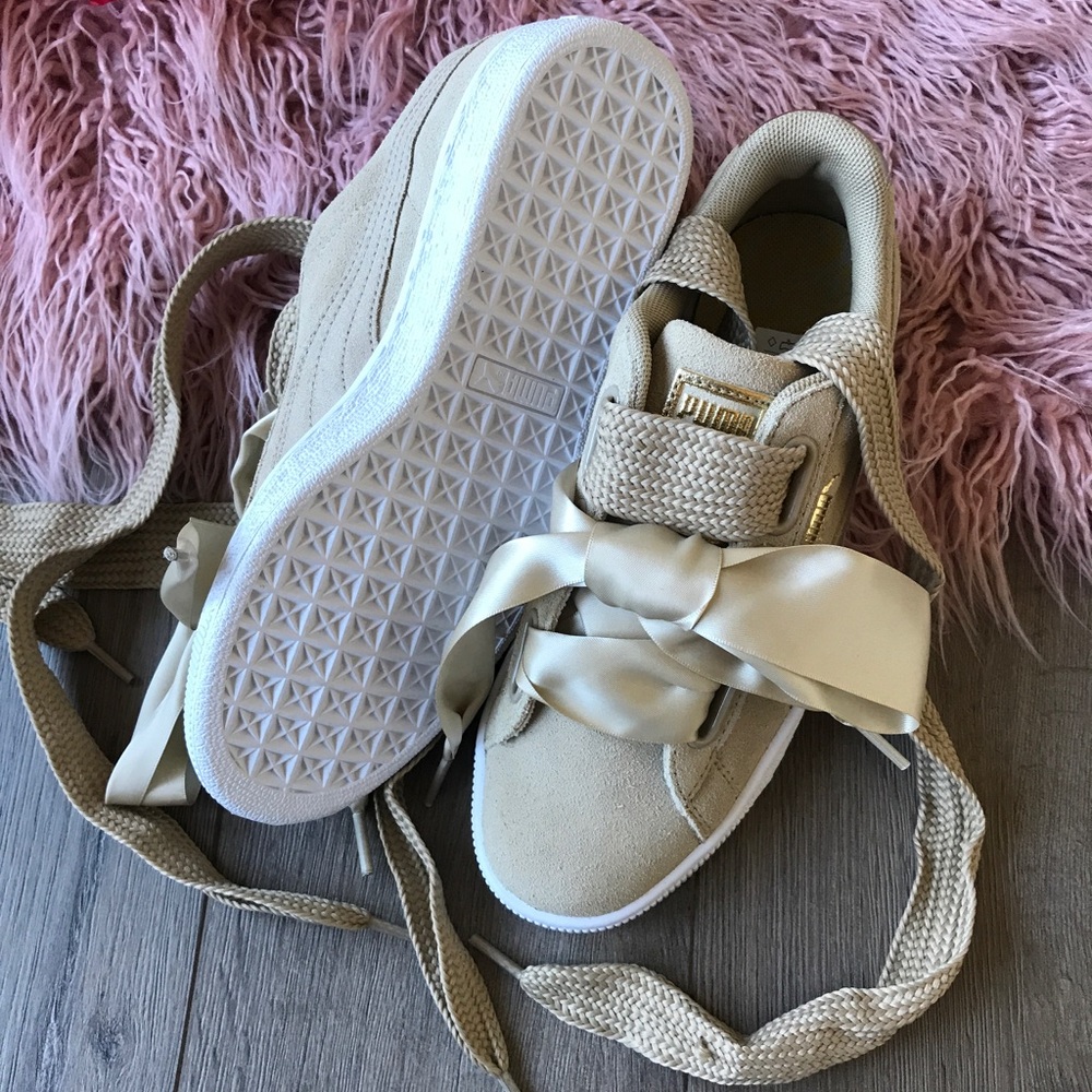 NWT Puma Suede bow Sneakers Oatmeal gold - Picture 5 of 7