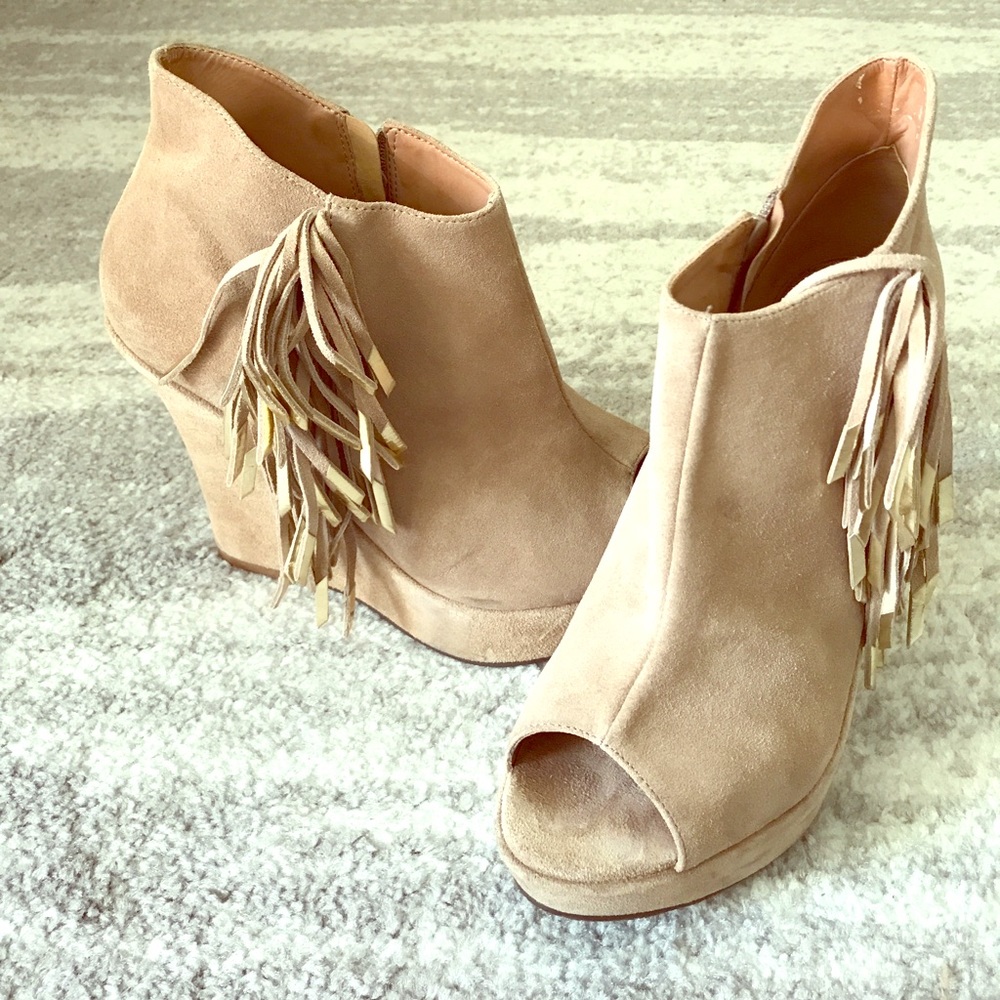 Esdra peep toe fringe wedge booties 💕