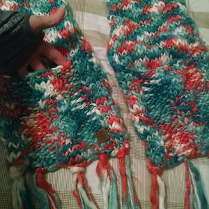 Roxy Accessories - Roxy scarf with 2 pockets! Roxy Accessories - Roxy scarf with 2 pockets!
