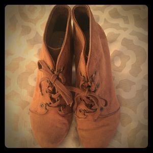 Adorable wedge booties! 👢❤️️