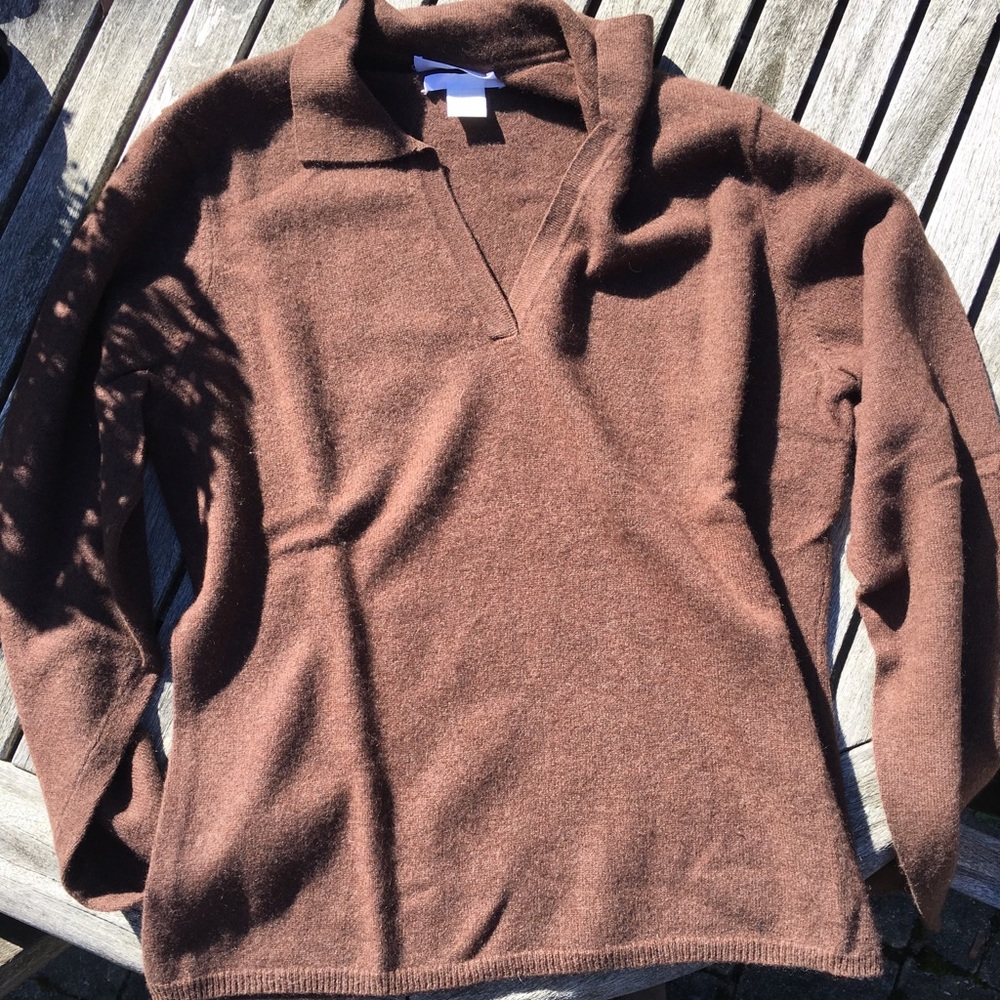 100% cashmere sweater w split neck and collar