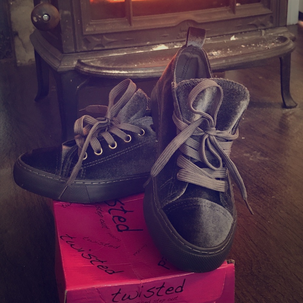 Brand new velvet Chuck style tennis shoes ! 👄