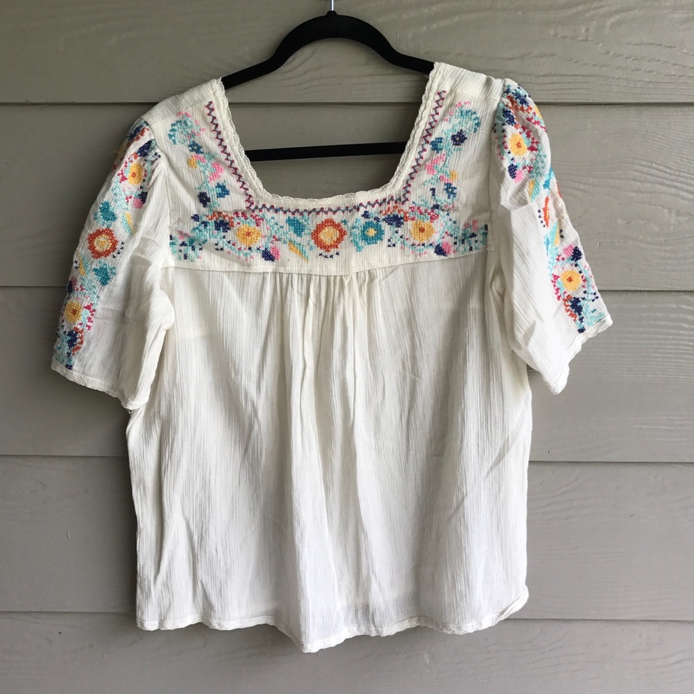 Voyage Embroidered Top. Size Large. EUC