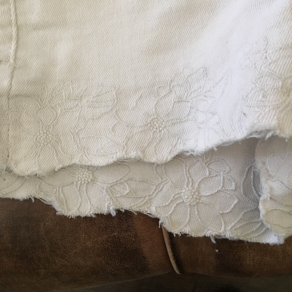 White embellished shorts - Picture 2 of 2