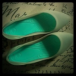 Crocs Rio Flat in Platinum/pool