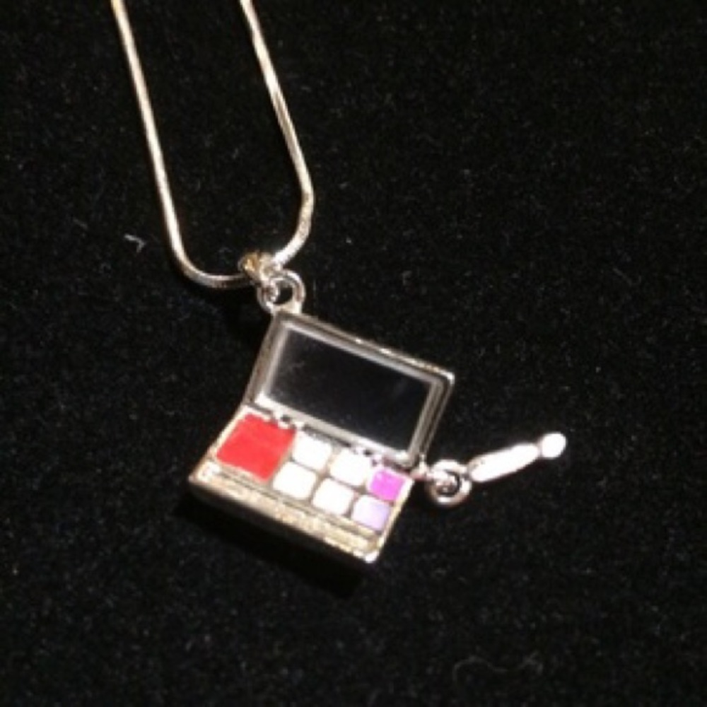 Make-up kit necklace