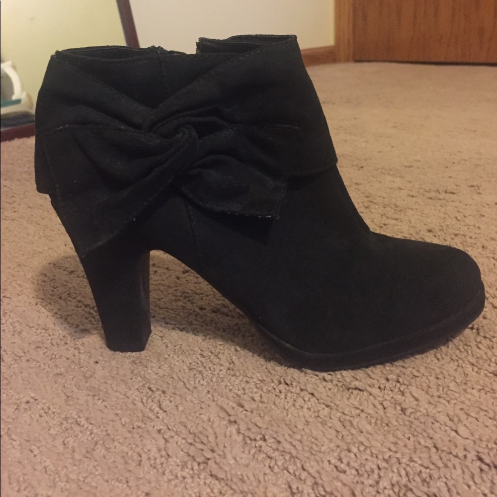 NEVER WORN Faux suede booties