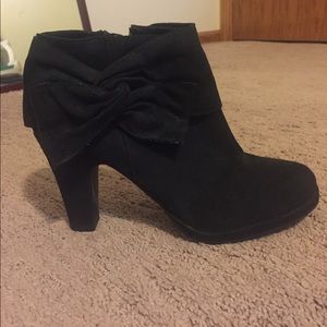 NEVER WORN Faux suede booties