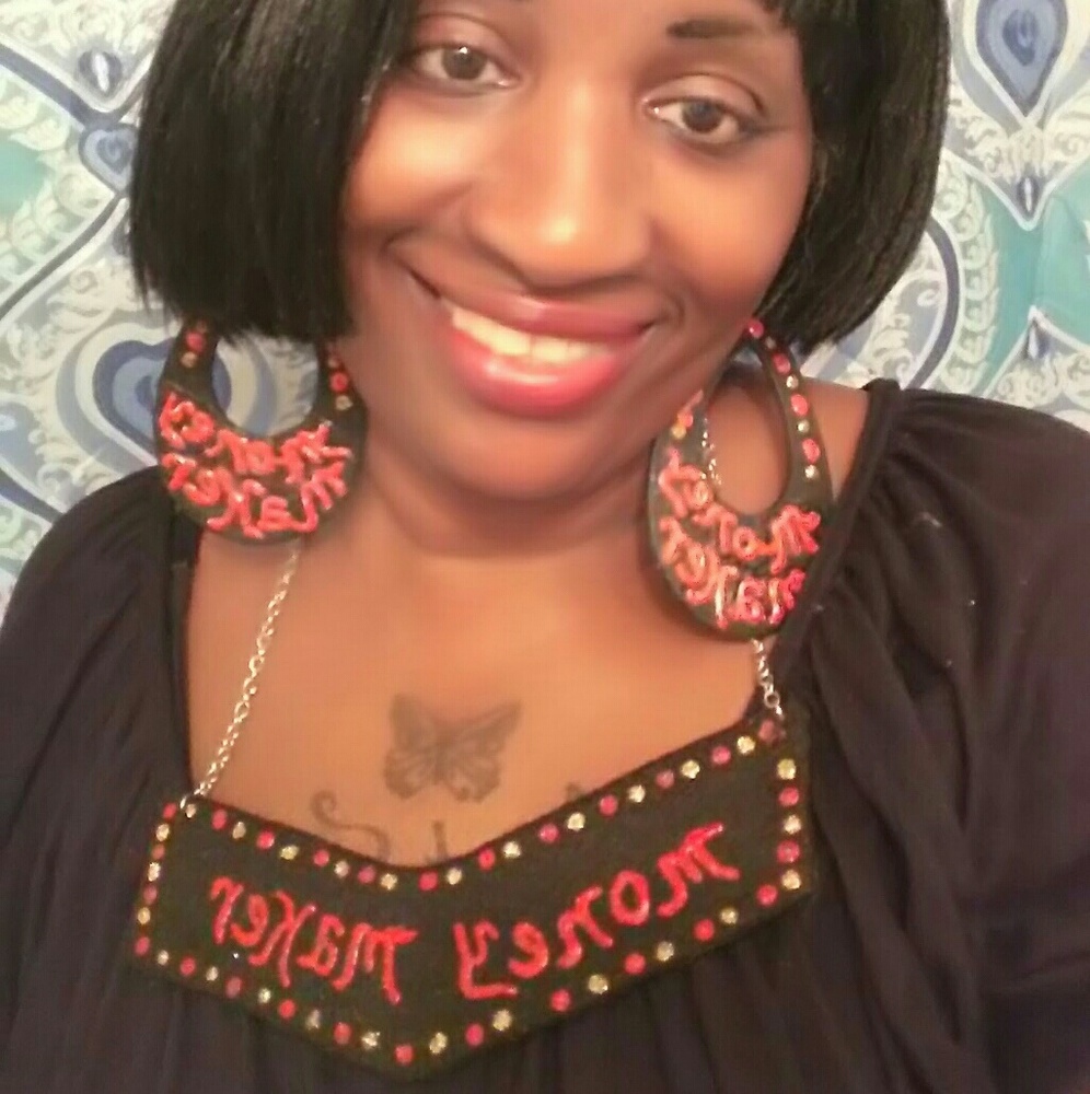 Mrs. Money maker earring set